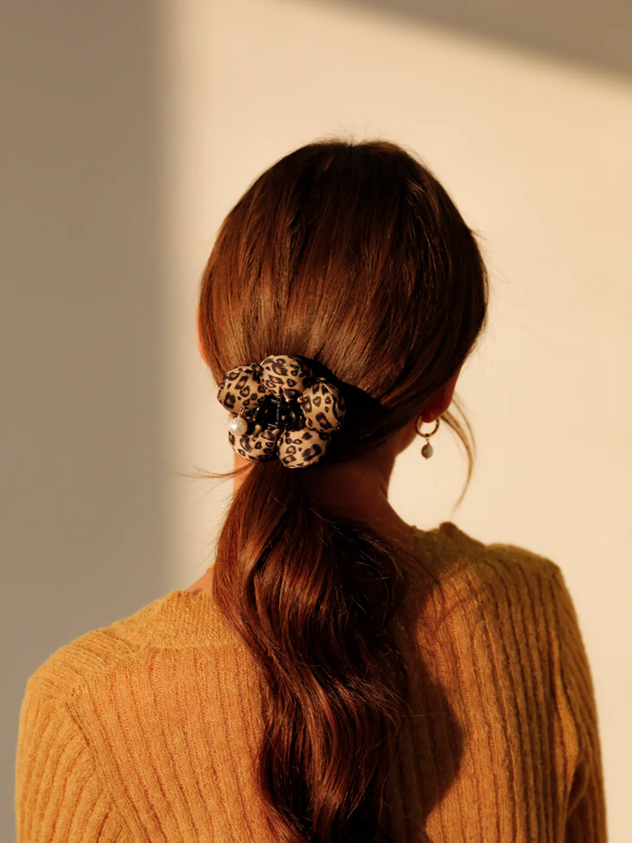 Floral Grace Leopard Haarklammer - Image 5