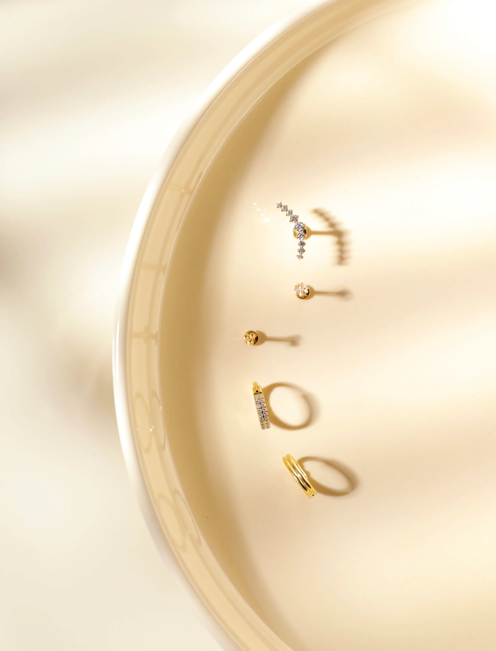Sparkling Curves Titan Piercing - Image 3